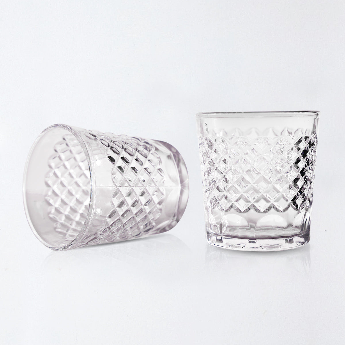 Classic diamond-cut texture for a touch (GLASS VIVENDI WHISKY)